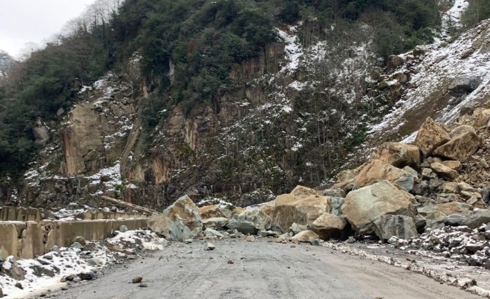 Artvin'de heyelan nedeniyle 6 köy yolu ulaşıma kapandı