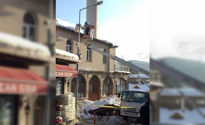 Bolu'da kar nedeniyle caminin sundurması çöktü, 5 kişi yaralandı