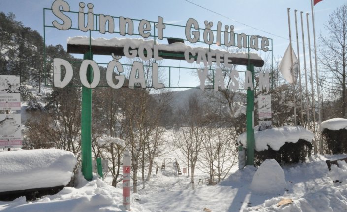 Bolu'daki Sünnet Gölü'nün yüzeyi buz tuttu
