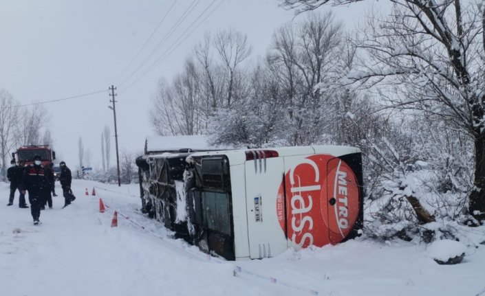 Çorum'da devrilen yolcu otobüsündeki 15 kişi yaralandı