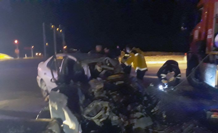 Çorum'da otomobil ile tır çarpıştı, aynı aileden 3 kişi yaralandı