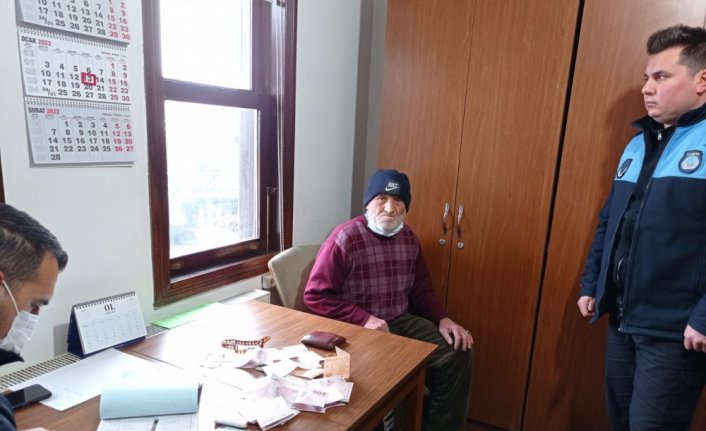 Düzce'de bir dilencinin üzerinden 6 bin lira çıktı