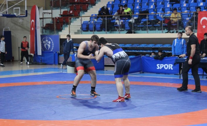 Düzce'de Okul Sporları Güreş Grup Müsabakaları yapıldı