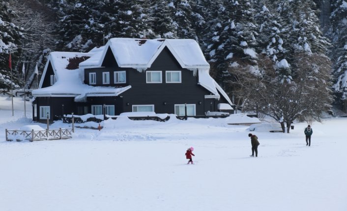 Gölcük'te buz tutan gölde tehlikeli yürüyüş