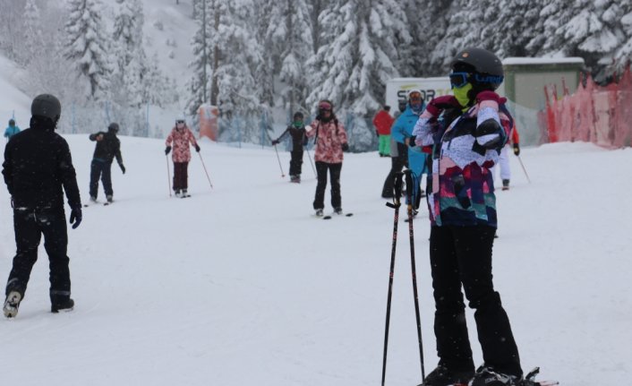 Ilgaz'da pistler kayakseverlerle doldu