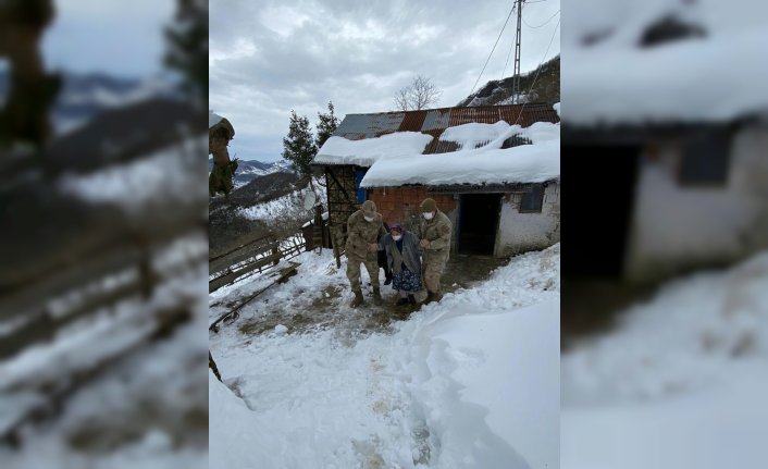 Kar nedeniyle ulaşılamayan hastayı jandarma ambulansa teslim etti