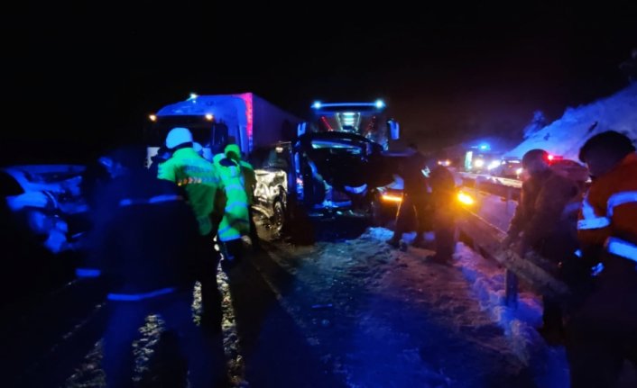 Kastamonu'da 7 aracın karıştığı zincirleme trafik kazasında 8 kişi yaralandı