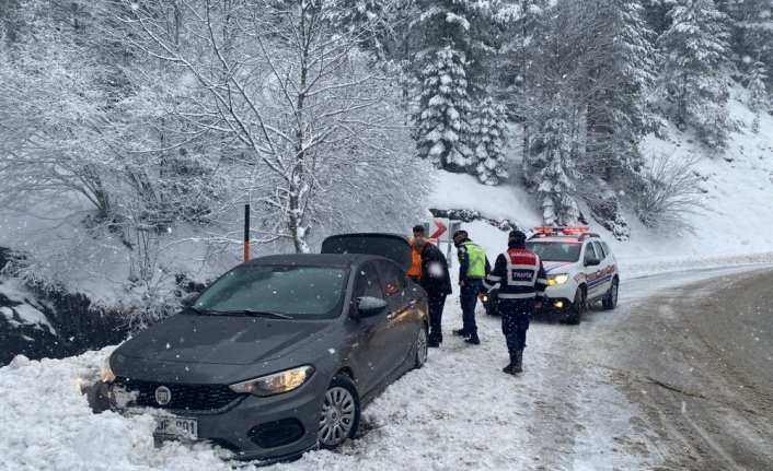 Kastamonu'da kar nedeniyle yolda kalan sürücülerin yardımına jandarma koştu