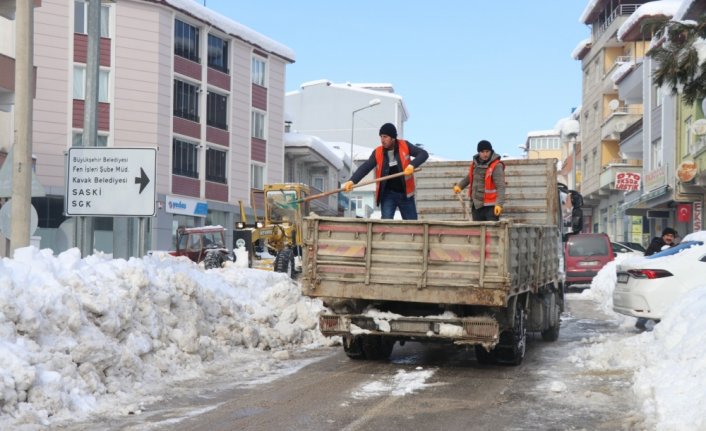Kavak Belediyesi kar ve buzla mücadele çalışması yürütüyor