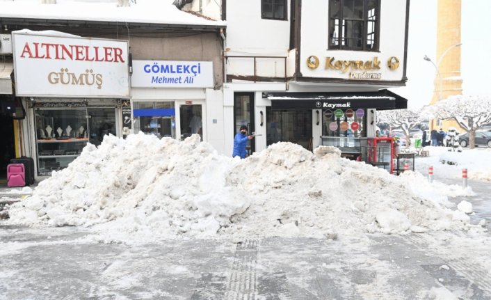 Kuraklıktan etkilenen Çorum'da caddelerden toplanan kar baraja taşınıyor