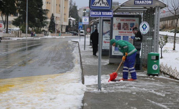 Rize'de kar temizleme çalışmaları sürüyor