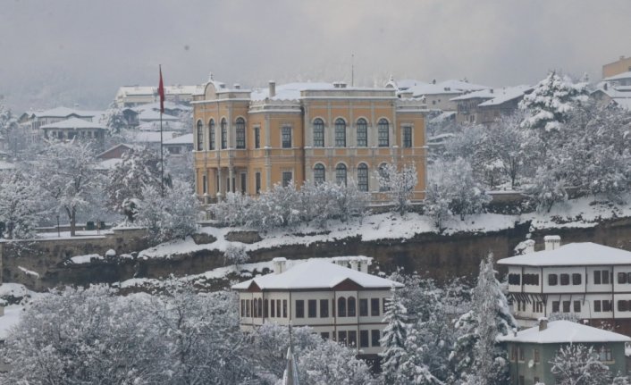 Safranbolu'nun tarihi konakları beyaz örtüyle kaplandı