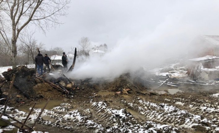 Sinop'ta yangın çıkan ahşap ev kullanılamaz hale geldi