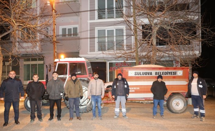 Suluova Belediyesi ekipleri ana arterlerde tuzlama çalışması yaptı