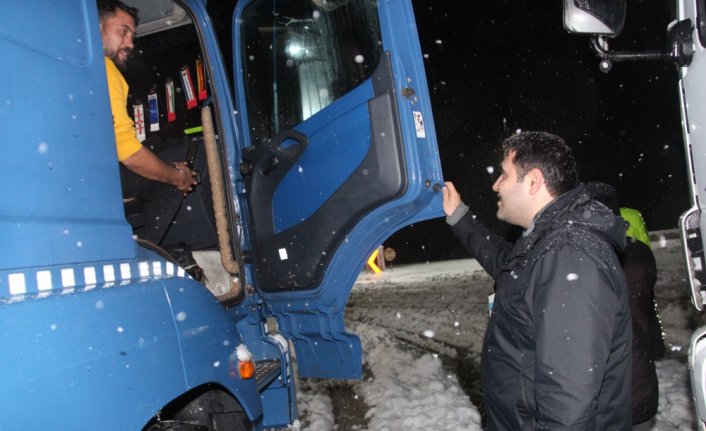 Taşova Kaymakamı Gökcecik, tır ve kamyon sürücülerine kumanya dağıttı