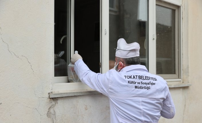 Tokat Belediyesi her gün 347 aileye sıcak yemek dağıtıyor