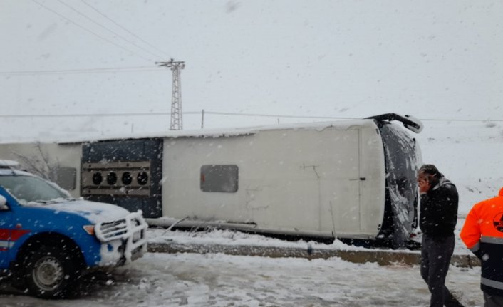 Tokat'ta yolcu otobüsü devrildi, 1 kişi öldü, 18 kişi yaralandı