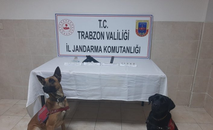 Trabzon'da durdurulan araçta tabanca ve uyuşturucu aparatı ele geçirildi