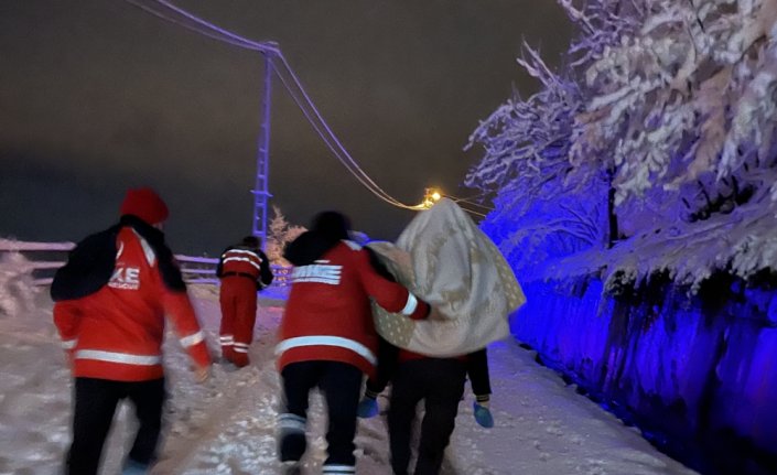 Trabzon'da rahatsızlanan çocuğu sağlık personeli ambulansa kadar sırtında taşıdı