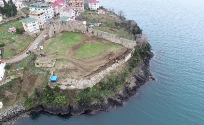 Trabzon'daki kale kazısında iskelet ve çeşitli objeler bulundu