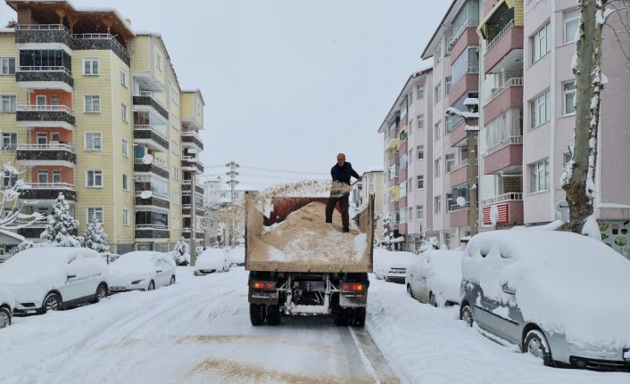 Turhal Belediyesi karla mücadelesini sürdürüyor