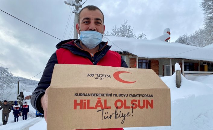 Türk Kızılay ekipleri karlı yolları aşıp yardım ulaştırıyor