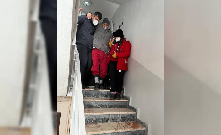 Yolları kapalı köyde rahatsızlanan kadın ambulansa iş makinesiyle taşındı