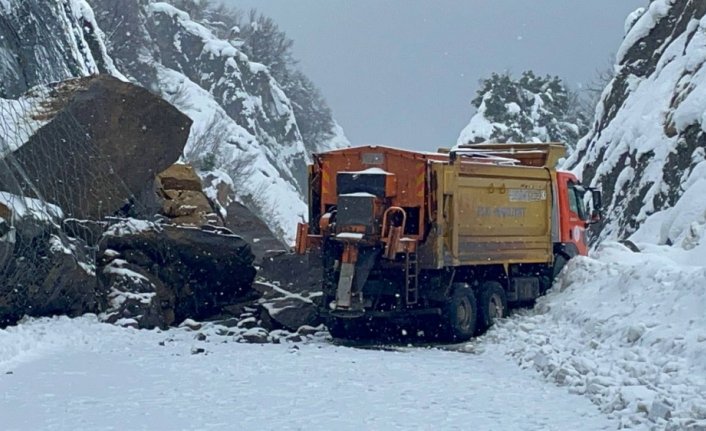 Zonguldak-İstanbul kara yolunda heyelan ulaşımı aksatıyor