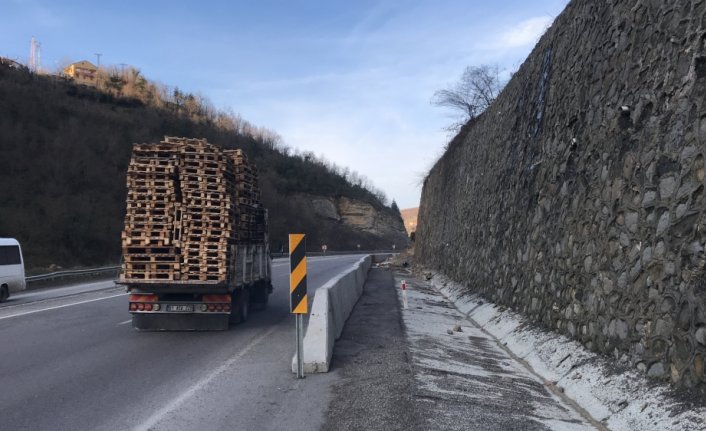 Zonguldak'ta heyelan nedeniyle kapanan kara yolu ulaşıma açıldı