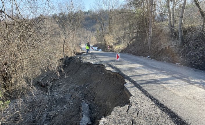 Bartın'da Apdipaşa-Kumluca beldesi kara yolundaki heyelanlar ulaşımı aksattı