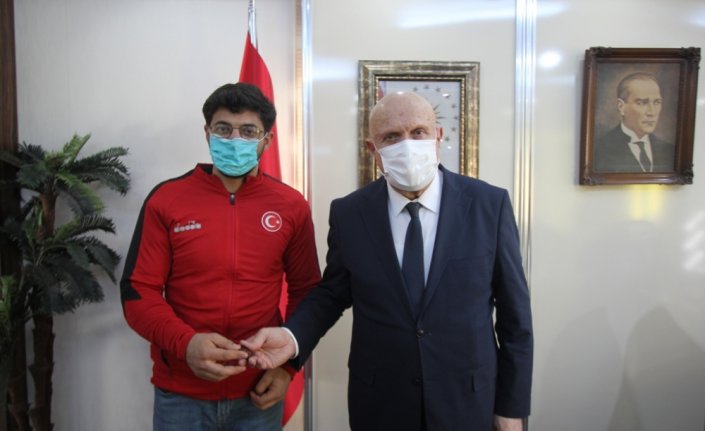 Bayburt Belediye Başkanı şampiyon bilek güreşçisini altınla ödüllendirdi