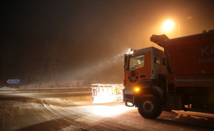 Bolu Dağı'nda yoğun kar yağışı etkili oluyor