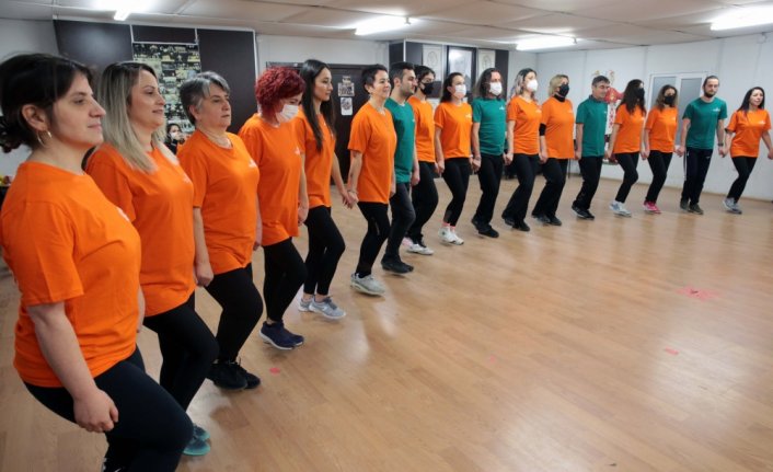 Farklı meslek gruplarından halk oyunları tutkunları aynı sahnede buluşuyor