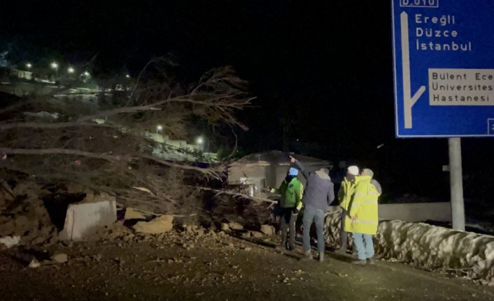 GÜNCELLEME - Heyelan nedeniyle kapanan Zonguldak-İstanbul kara yolu ulaşıma açıldı