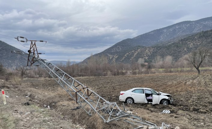 Karabük'te tarlaya devrilen otomobildeki 4 kişi yaralandı