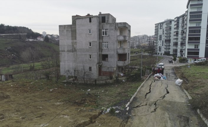 Samsun'da toprak kayması nedeniyle bir bina boşaltıldı