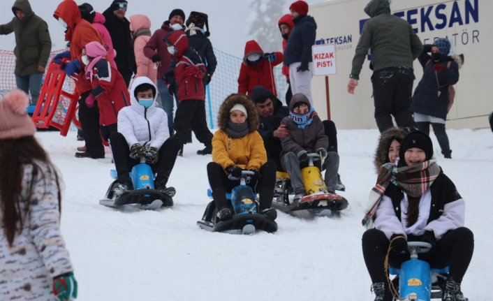 Sokaktaki karın temizlenmesini istemeyen çocuklar kayak merkezine götürüldü