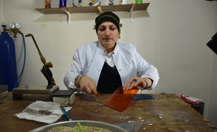Trabzonlu usta öğretici ateşte erittiği cam parçalarına şekil veriyor