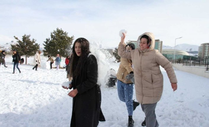 Üniversite öğrencilerinin Erzurum'daki kış kampı eğlenceli geçiyor