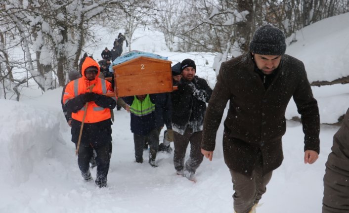 101 yaşındaki kadının cenazesi bir metreyi aşan karda defnedildi
