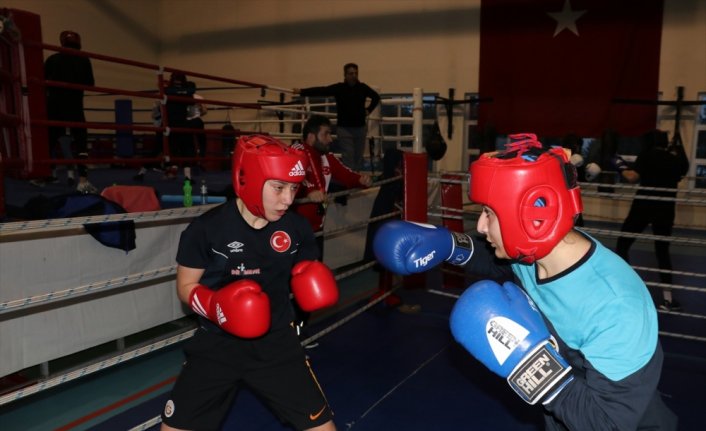 22 Yaş Altı Kadın Boks Milli Takımı Avrupa'dan altın madalyalarla dönmek istiyor