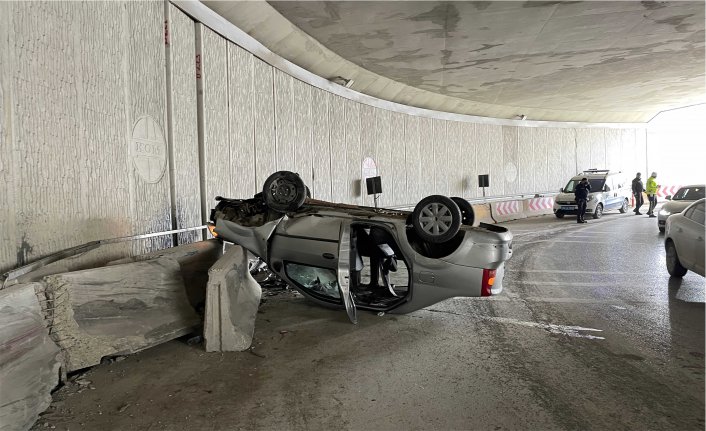 ALT GEÇİTTE OTOMOBİLİN DEVRİLMESİ SONUCU 2 KİŞİ YARALANDI