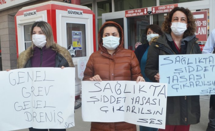 Amasya ve Merzifon'da bir grup sağlık çalışanı iş bıraktı