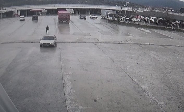 Amasya'da el freni çekilmeden bırakılan otomobil dükkana girdi