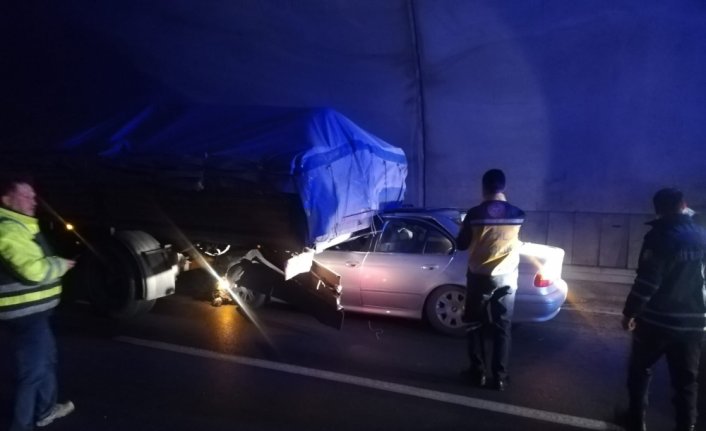 Amasya'da tırla çarpışan otomobildeki 2 kişi yaralandı