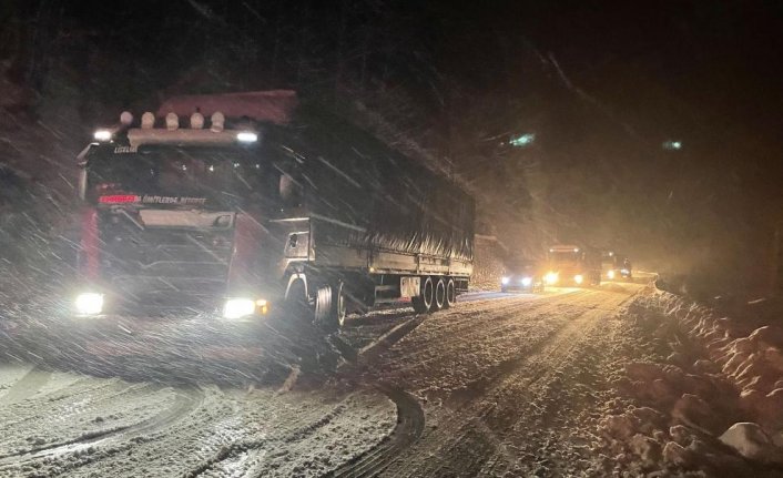 Artvin'de kar ulaşımda aksamalara neden oluyor