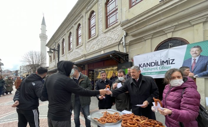 Bartın'da vatandaşlara kandil tatlısı dağıtıldı