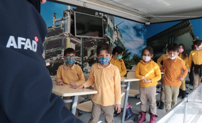 Bolu'da öğrenciler deprem bilincini eğitim tırında öğreniyor