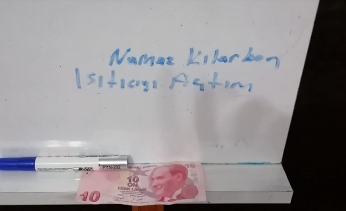 Çorum'da camide namaz kılarken açtığı ısıtıcı için para bıraktı