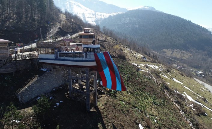 Dağın tepesindeki 15 metrelik tekne doğaseverlerin rotasında